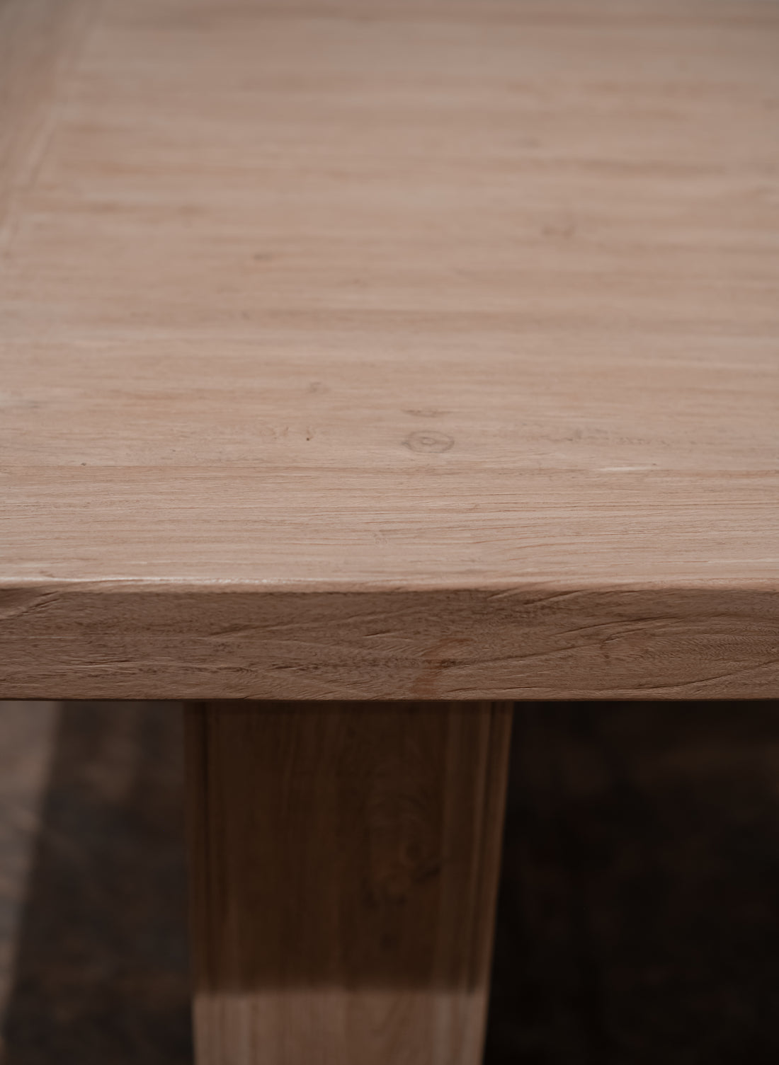 The Beckett – Medium Elm Dining Table