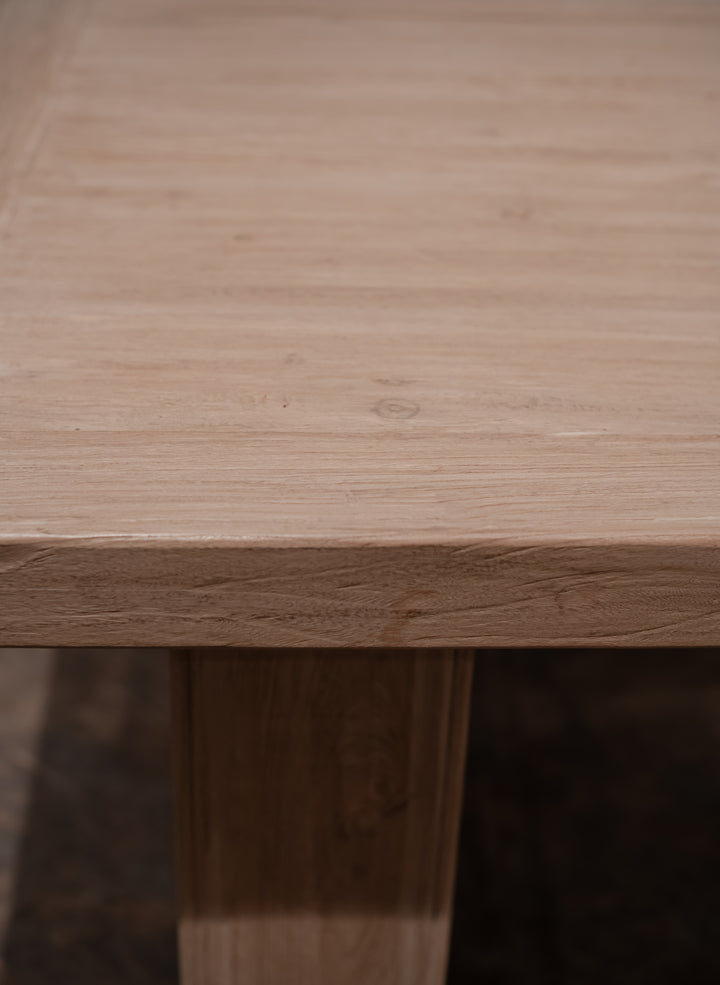 The Beckett – Medium Elm Dining Table